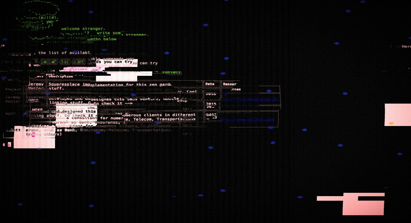 Fragmentos de código y datos digitales en una pantalla oscura.