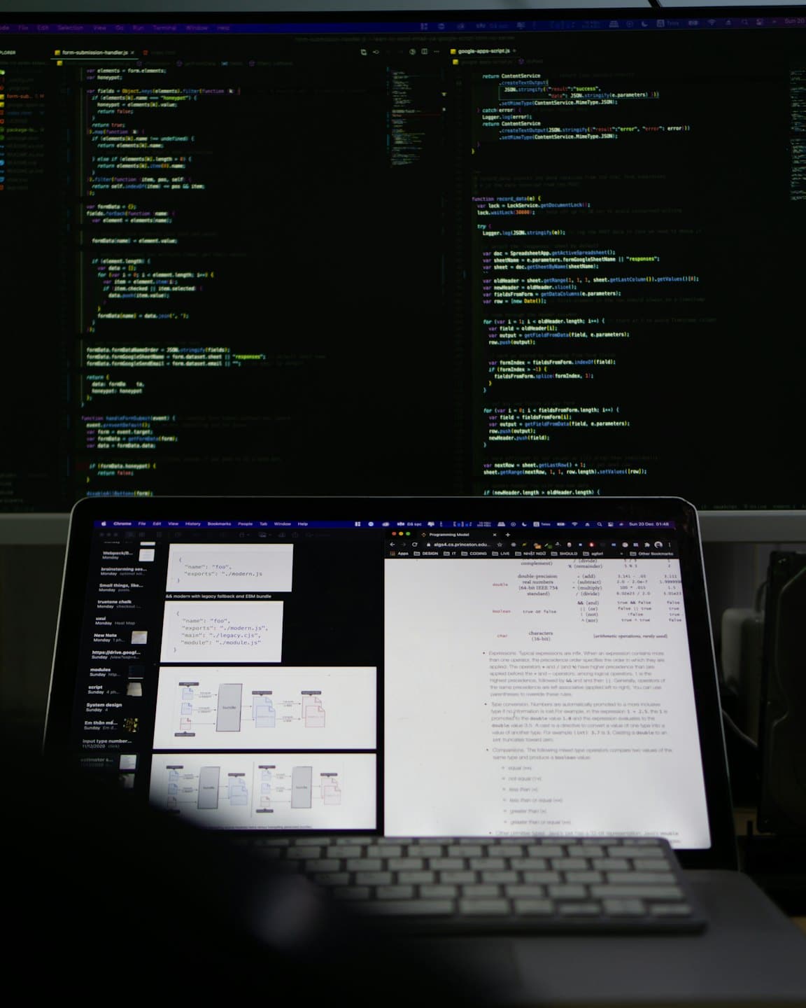 Dos monitores de computadora muestran líneas de código en un escritorio.